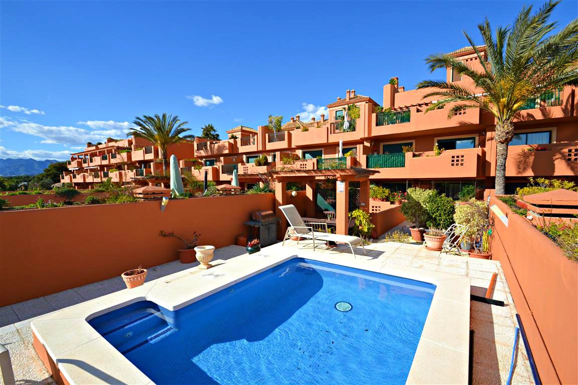 2 kamer appartement met een eigen zwembad bij Cabopino, Marbella